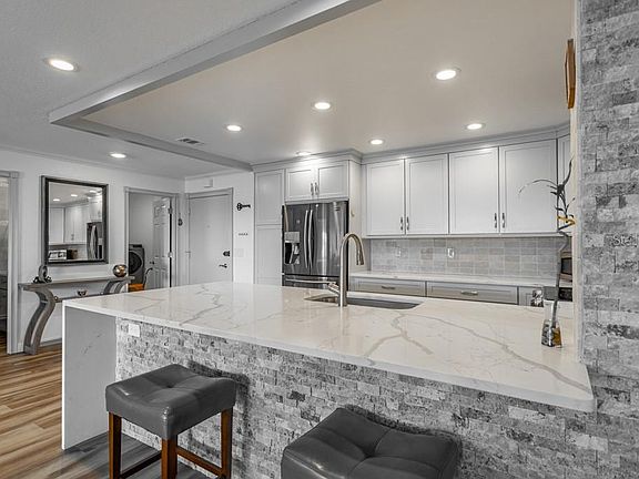 3rd image of 100 Bluff View Dr APT 304B