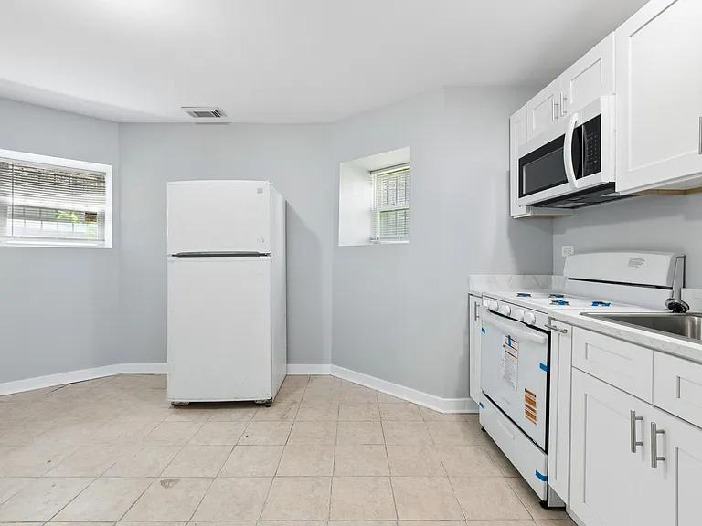 1404 S Hamlin Ave #G — Photo 7