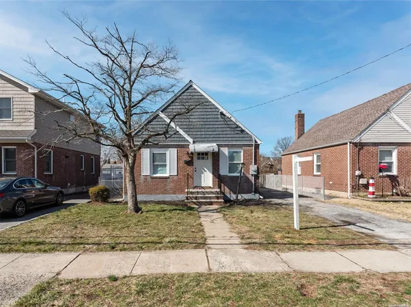 109 Caroline Avenue, Franklin Square, NY 11010