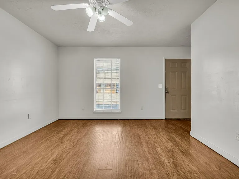 1301 Louisville St — Photo 6