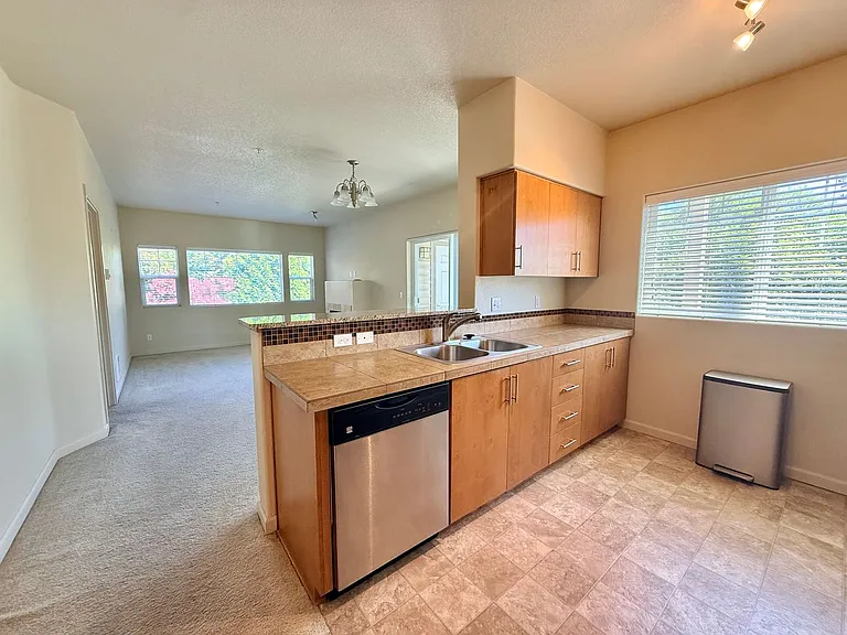 10834 NE Holly St #202 — Photo 6