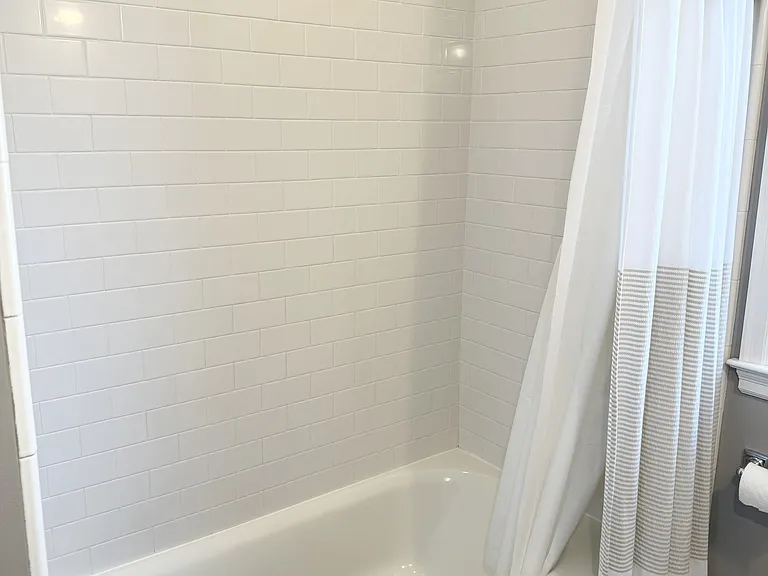 Main level bathtub, sparkling clean thanks to our professional cleaners.