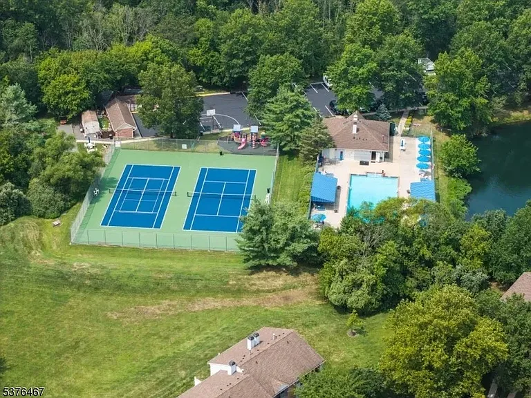 Acess to pool and tennis. Bike path, and ride to Pleasant Valley Park and Dunham Parks.