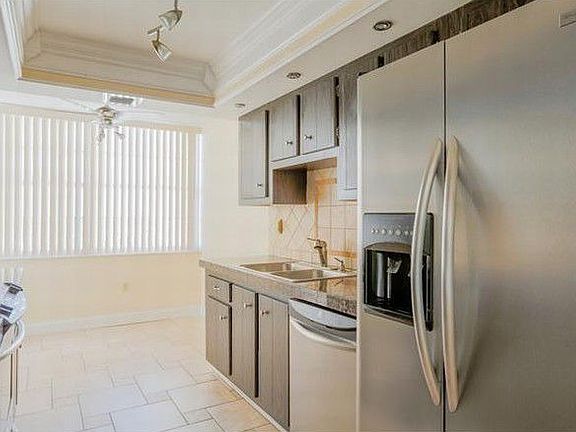 2nd image of 18011 Biscayne Blvd APT 1001-1