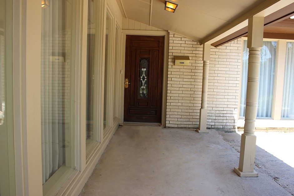 1st image of 501 N Lovers Ln