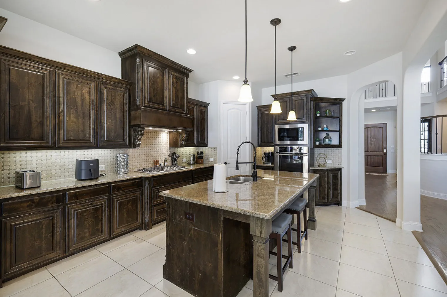 5 bed, 3.0 bath, 47361 sqft, $5,798 — Photo 4
