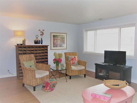 2nd image of 3612 Lakeshore Dr APT D2