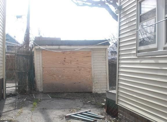 5th image of 14518 Shaw Ave