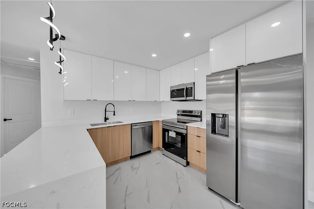 3 bed, 2.0 bath, 1058 sqft, $1,700 — Photo 3