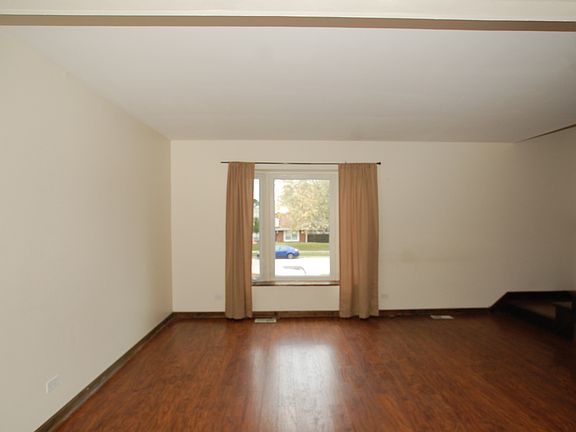 3rd image of 1939 Governors Ln