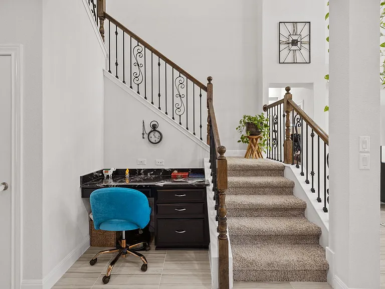 724 Pioneer Grv — Photo 14