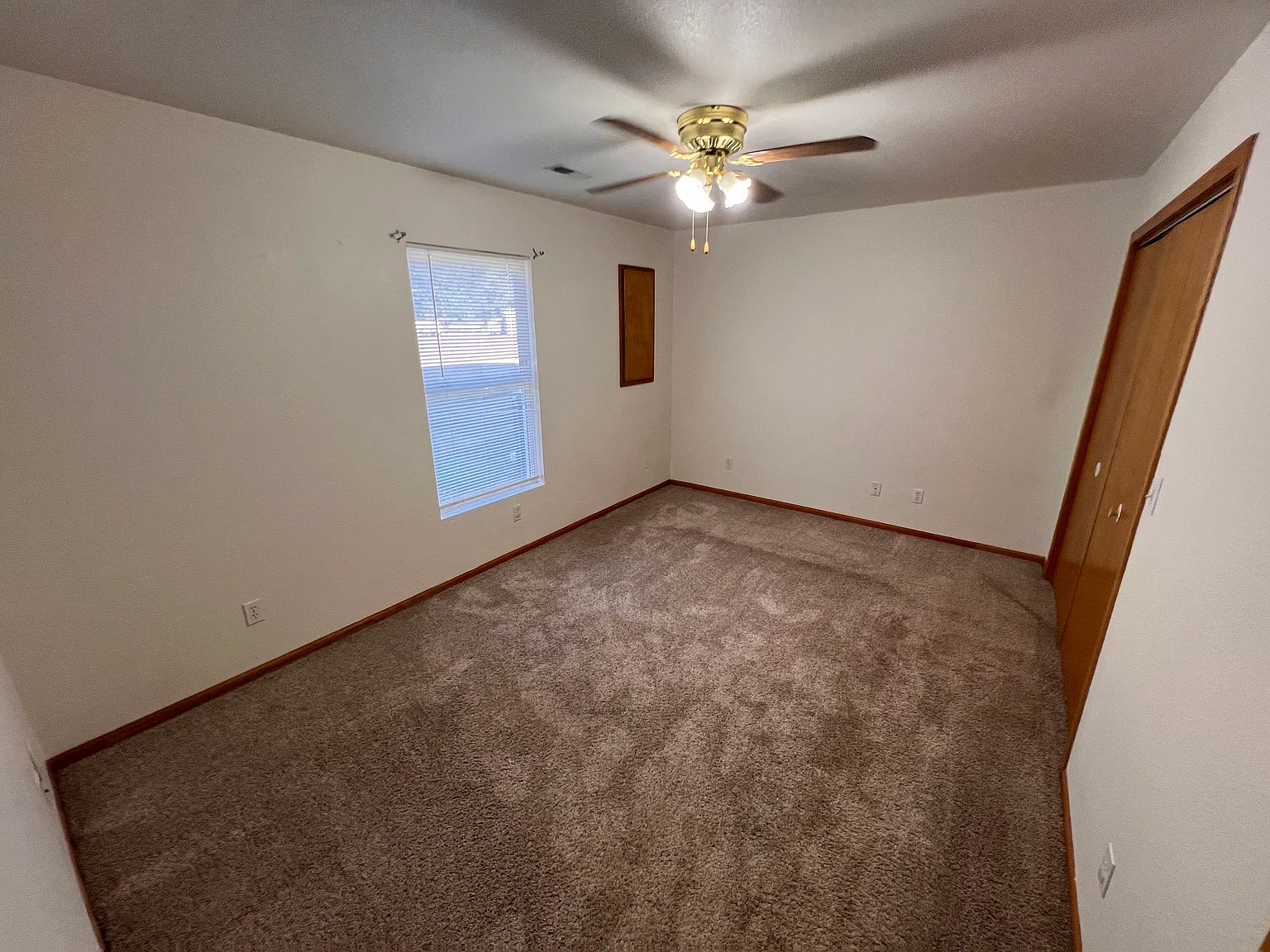 3 bed, $1,400 — Photo 2