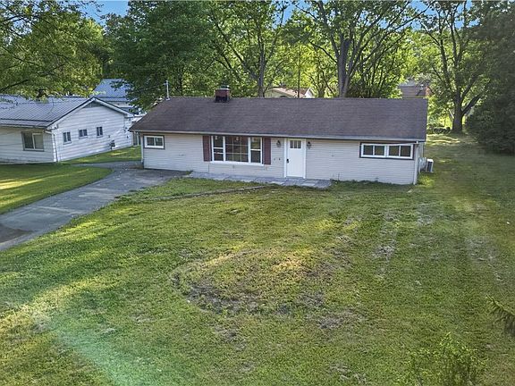 3rd image of 2476 Amberly Dr