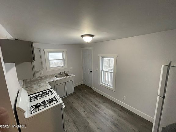 5th image of 2331 Norman Ave