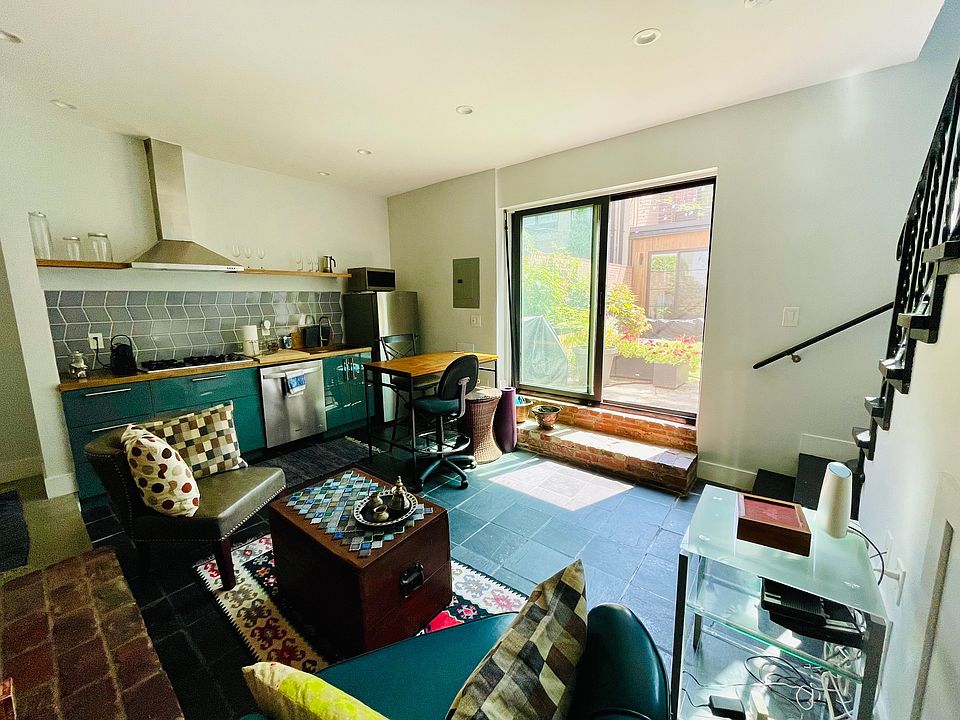 Living room and kitchen, with access to courtyard