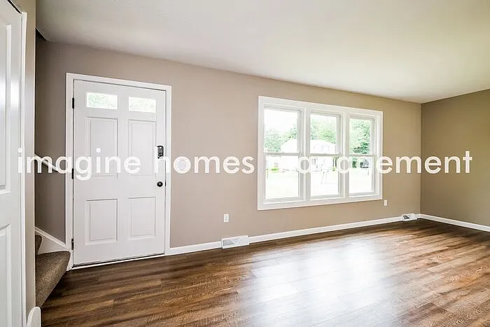 4 bed, 1.5 bath, 1300 sqft, $2,240 — Photo 3