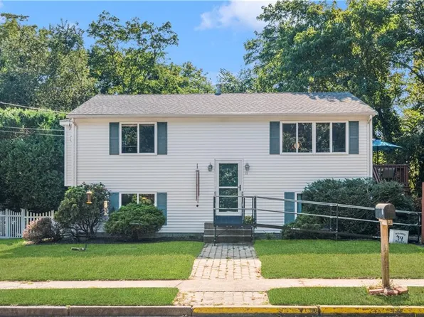 11 Hunts River Ct, Warwick, RI 02818