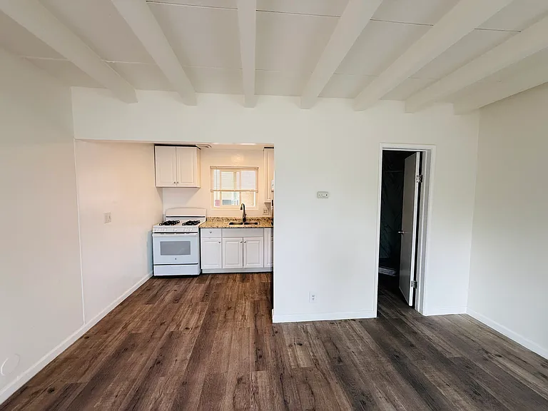 728 E Walnut St #7 — Photo 10