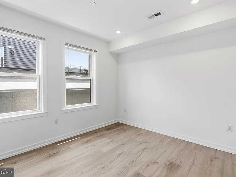 209 New St #5E — Photo 10