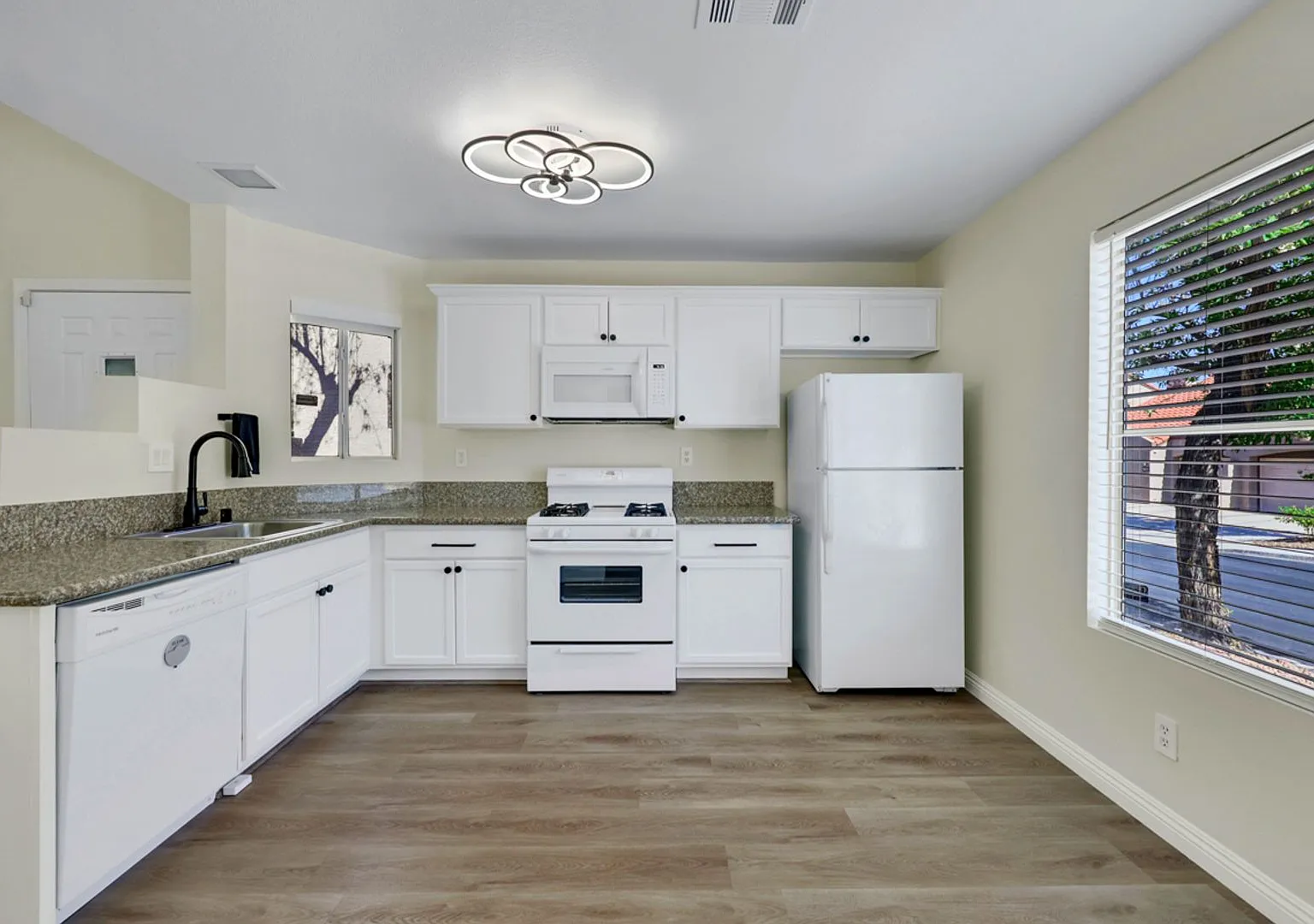 Fully Furnished 2 bedroom Townhome — Photo 2