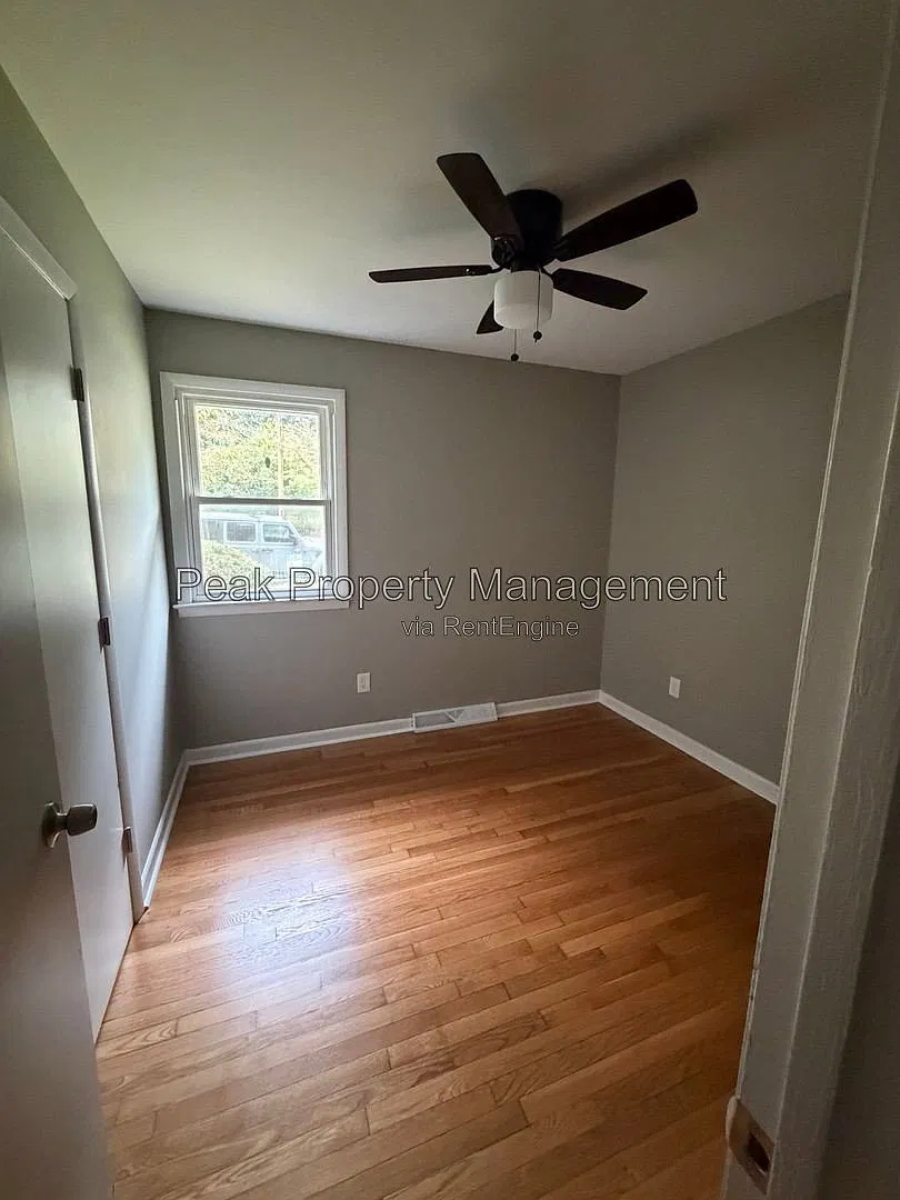 3 bed, 1.0 bath, 1060 sqft, $1,700 — Photo 3