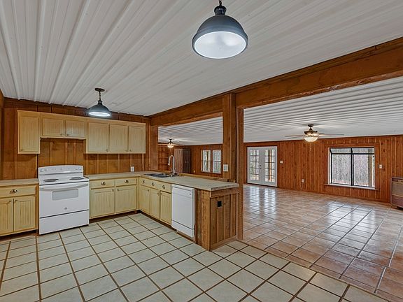 3rd image of 233 Macarthur Ln