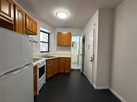 5th image of 331 W 35th St APT 4W