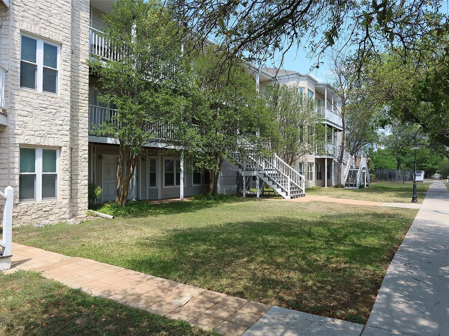 1 bed, 1.0 bath, 377 sqft, $1,050 — Photo 2