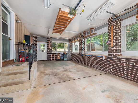5th image of 1132 Court Revere