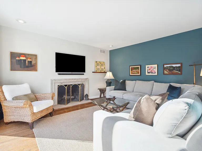 686 Hill St — Photo 9