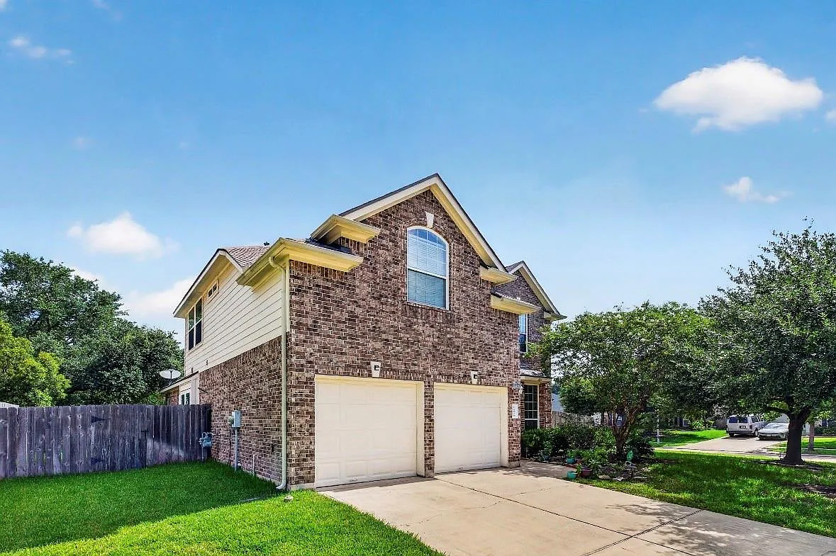 4 bed, 2.5 bath, 2658 sqft, $2,850 — Photo 2
