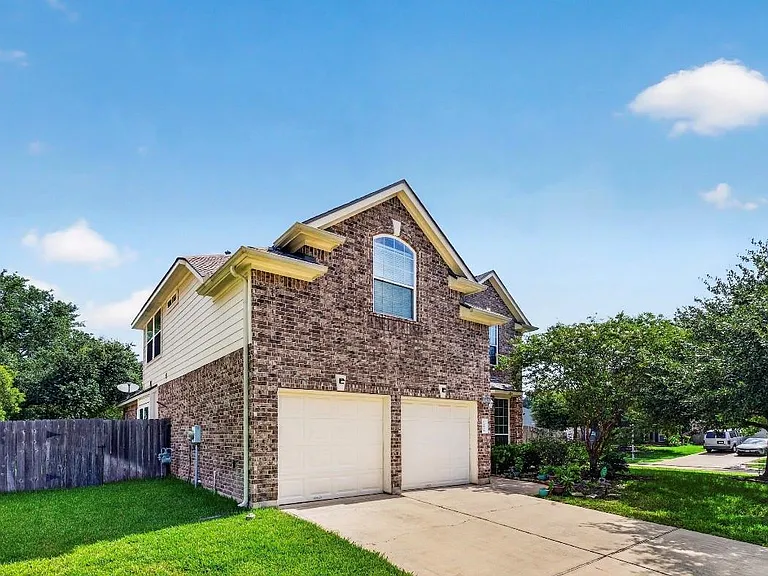 16026 Rustlers Trail Ln — Photo 2