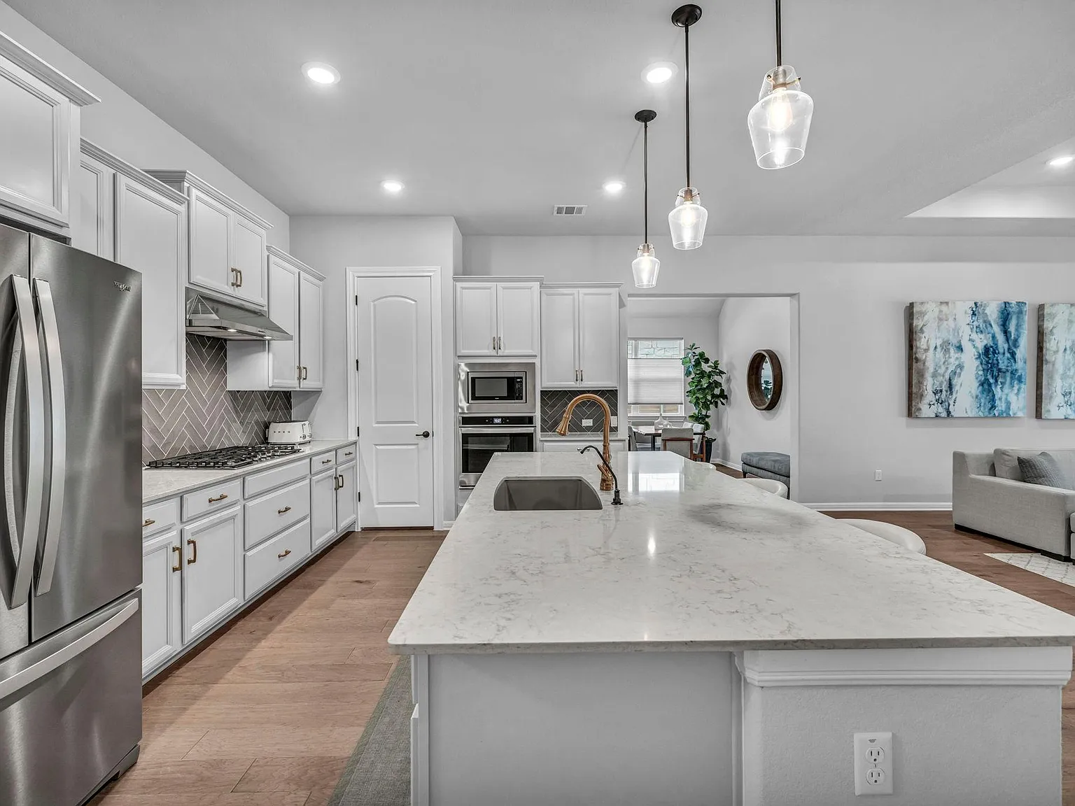 4 bed, 2569 sqft, $7,100 — Photo 2