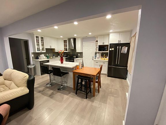 3rd image of 1473 Farringdon Dr
