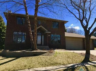 1016 N Breckenridge Cir, Sioux Falls, SD 57110