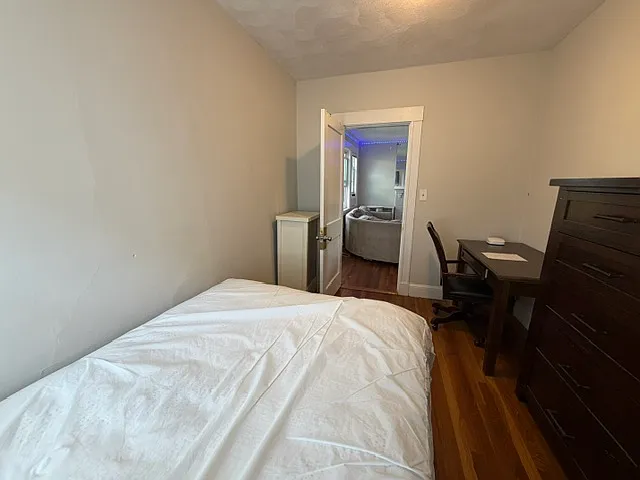 4 bed, 1300 sqft, $6,500 — Photo 3