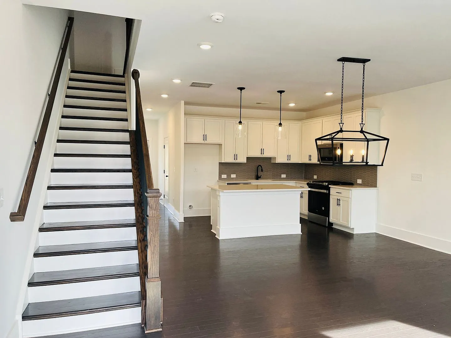 Like New In Park Vue! Townhome Located Across From Westside Park In Atlanta! Must See! — Photo 2