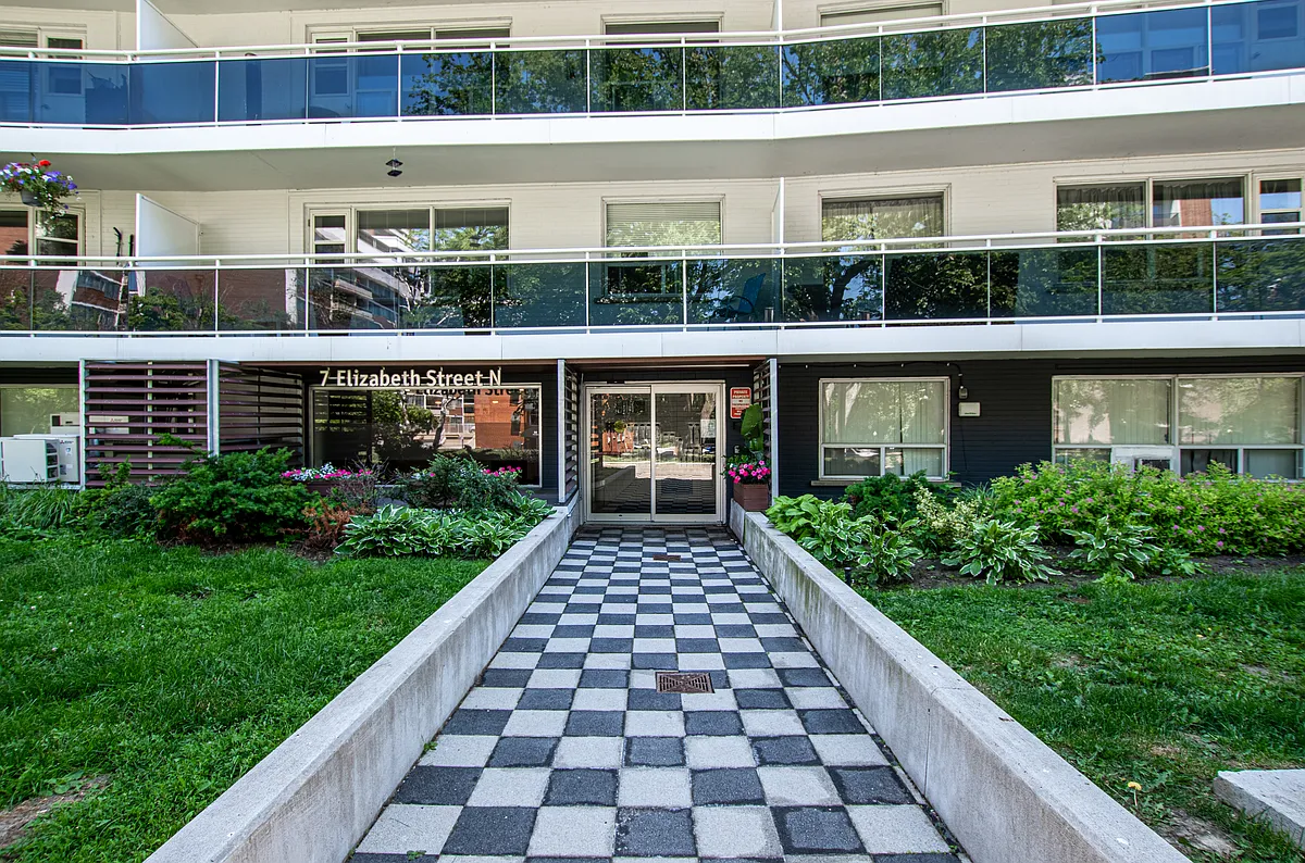 7 Elizabeth Street North — Photo 1