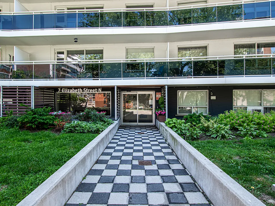 7 Elizabeth St N #203