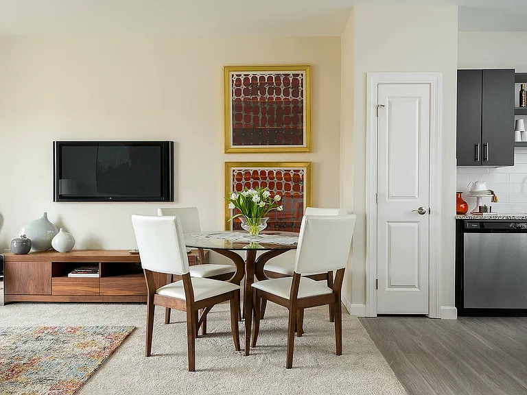 Avana East Main — Photo 7