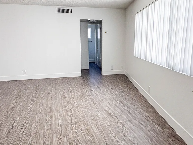 Studio City Midrise — Photo 16