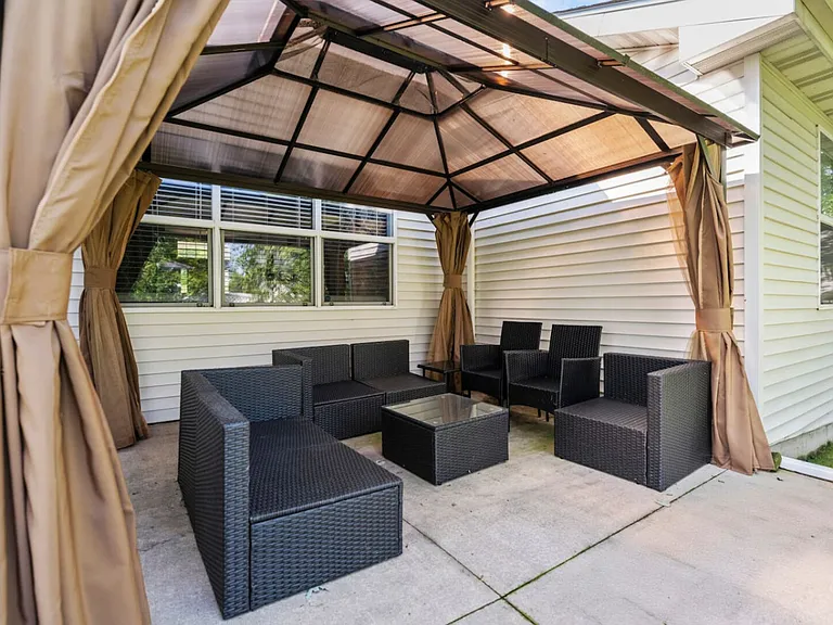 Long Island Cir — Photo 14