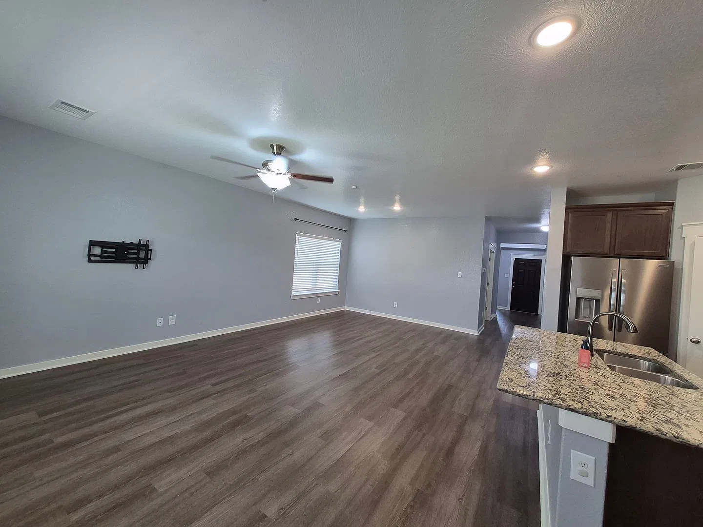 Spacious, well-maintained 5-bedroom, 3 bath home in Paloma — Photo 4