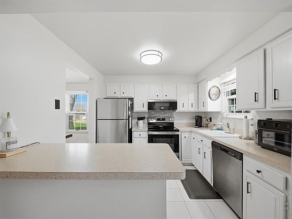 3rd image of 3073 Raintree Dr