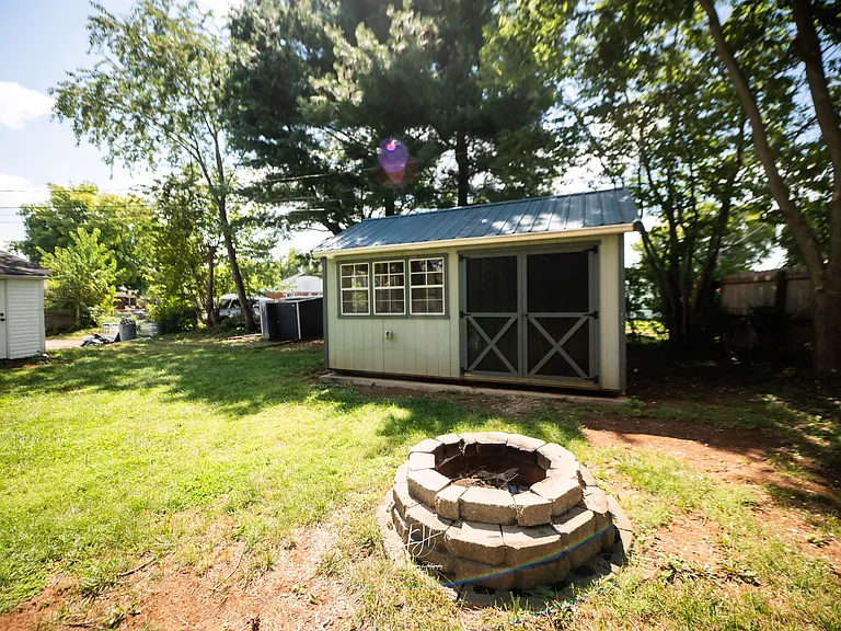 250 Lynnwood Dr — Photo 14