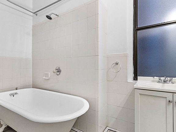 5th image of 347 W 55th St APT 5I