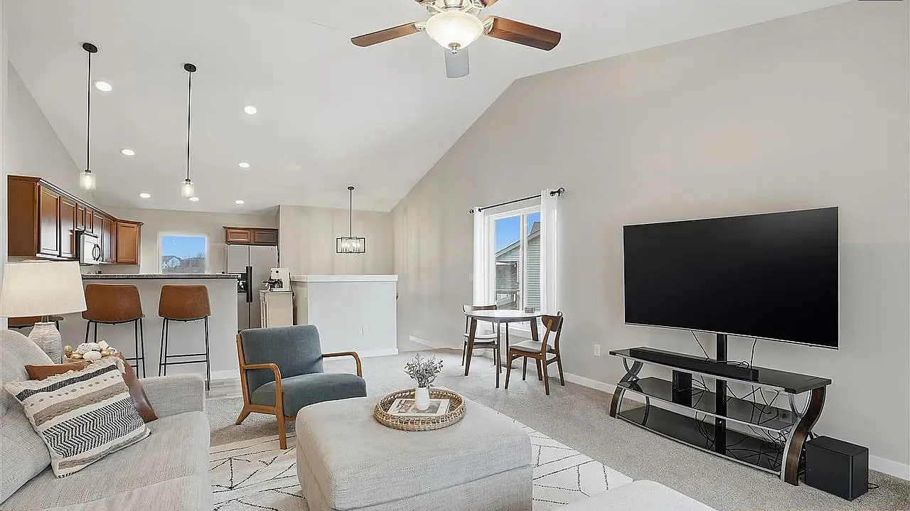 295 Hickory Ct — Photo 4