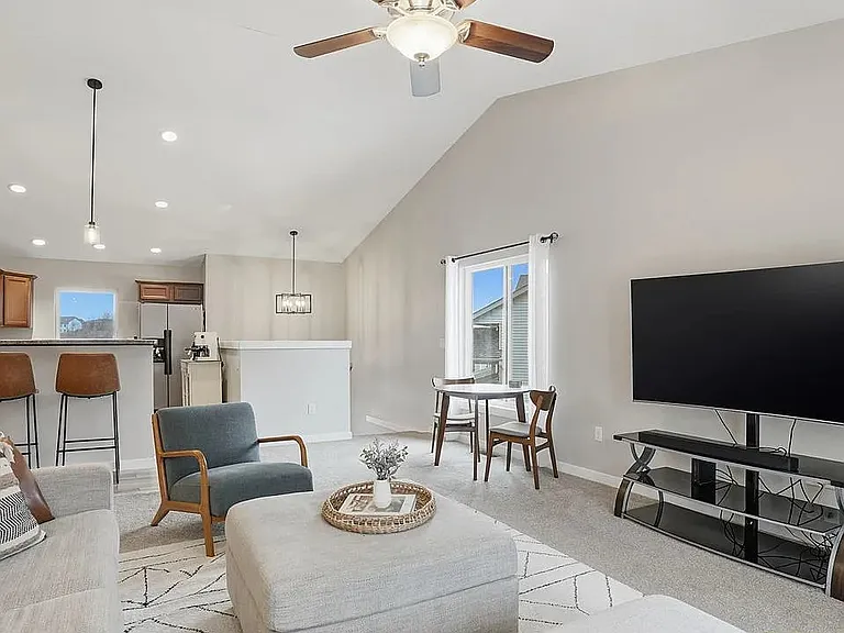 295 Hickory Ct — Photo 4