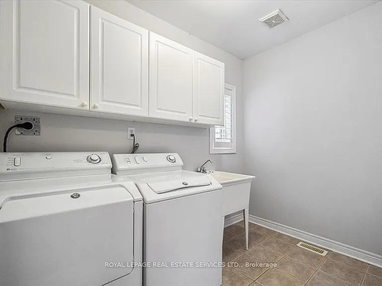 54 Stonebrook Cres — Photo 35