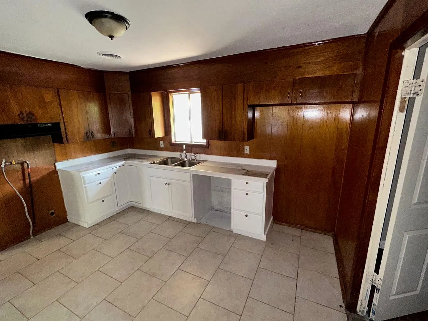 Move-In Ready 4BR/2BA Home in South Jackson | Spacious Living & Convenient Location — Photo 2